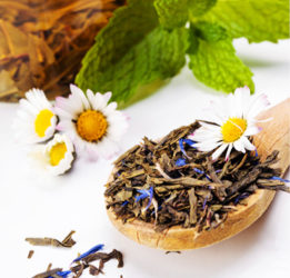 Recette : bain de bouche maison aux huiles essentielles